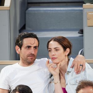 Et de revenir sur sa propre expérience : "Je l'ai découvert en plein Covid, j'étais toute seule."

Camille Combal et sa femme Marie en tribunes lors des Internationaux de France de tennis de Roland Garros 2023, à Paris, France, le 6 juin 2023. © Jacovides-Moreau/Bestimage