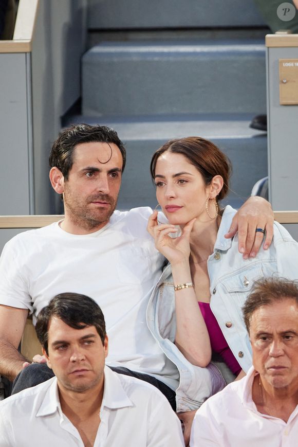 Et de revenir sur sa propre expérience : "Je l'ai découvert en plein Covid, j'étais toute seule."

Camille Combal et sa femme Marie en tribunes lors des Internationaux de France de tennis de Roland Garros 2023, à Paris, France, le 6 juin 2023. © Jacovides-Moreau/Bestimage