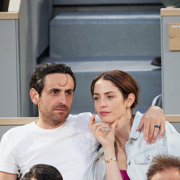 Et de revenir sur sa propre expérience : "Je l'ai découvert en plein Covid, j'étais toute seule."

Camille Combal et sa femme Marie en tribunes lors des Internationaux de France de tennis de Roland Garros 2023, à Paris, France, le 6 juin 2023. © Jacovides-Moreau/Bestimage