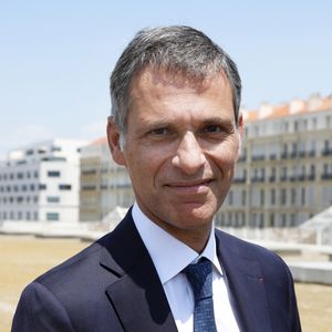 En 2025, le patron de CMA CGM a pris 20 % de Pathé, un investissement que Jérôme Seydoux estime avoir "apporté de l'oxygène" au groupe après les années difficiles du Covid. 

Rodolphe Saadé, Directeur général de Compagnie maritime d'affrètement - Compagnie générale maritime - Le président Emmanuel Macron visite le bassin industriel Marseille Fos le 28 juin 2023. © Patrick Aventurier / Pool / Bestimage