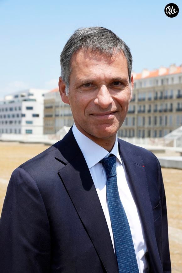 En 2025, le patron de CMA CGM a pris 20 % de Pathé, un investissement que Jérôme Seydoux estime avoir "apporté de l'oxygène" au groupe après les années difficiles du Covid. 

Rodolphe Saadé, Directeur général de Compagnie maritime d'affrètement - Compagnie générale maritime - Le président Emmanuel Macron visite le bassin industriel Marseille Fos le 28 juin 2023. © Patrick Aventurier / Pool / Bestimage