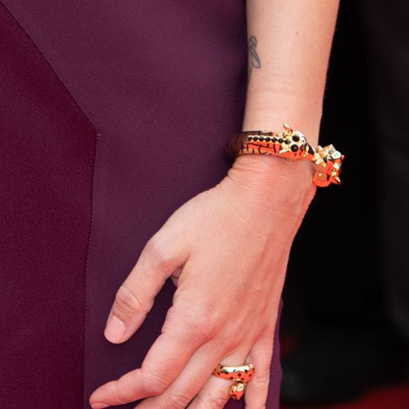 Elle ne portait pas son alliance, mais d'autres bijoux, entre bagues et bracelets

Anouchka Delon (détail mains) - Montée des marches du film « Partir un jour » pour la cérémonie d’ouverture du 78ème Festival International du Film de Cannes, au Palais des Festivals à Cannes. Le 13 mai 2025
© Olivier Borde / Bestimage