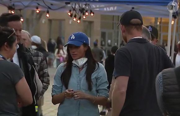 Elle a dénoncé une "opération photo (…) répugnante" et a commenté : “Ils font ‘le tour des dégâts’ ? Sont-ils des politiciens maintenant ? Ils ne vivent pas ici, ce sont des touristes. Des touristes de la catastrophe”. 

Le prince Harry et Meghan Markle se rendent au Pasadena Convention Center avec les services de secours et les victimes des incendies de Eaton à Los Angeles.