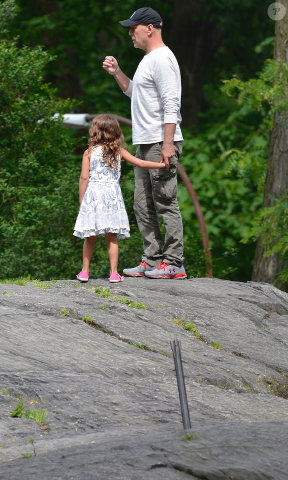 Exclusif - Bruce Willis et sa fille Mabel Ray jouent à Central Park à New York, le 31 mai 2017.
Photo : The ImageDirect / Bestimage