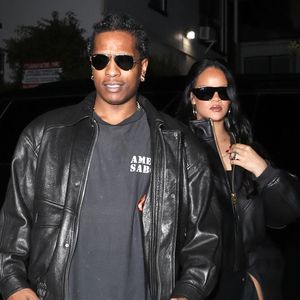 Exclusif - Rihanna et ASAP Rocky ont délaissé leur routine gastronomique habituelle pour une soirée pleine de rires lors d'un rendez-vous romantique au Laugh Factory à Hollywood. 

©BestImage