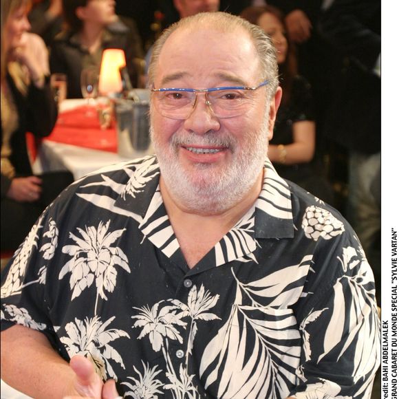 Carlos - l'émission Le Plus Grand Cabaret du Monde spécial "Sylvie Vartan" - plan serré homme chanteur lunettes. BAHI / BESTIMAGE