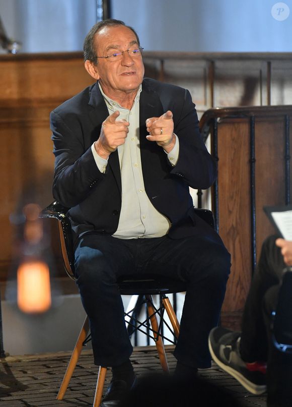 Il aura fallu patienter quelques semaines suivant ces terribles actes pour que Nathalie Marquay se décide à révéler le lieu où repose son cher et tendre. 

Jean-Pierre Pernaut et sa femme Nathalie Marquay - Jean-Pierre Pernaut et sa femme Nathalie Marquay lors de l'enregistrement de l'émission "Animaux Stars" le 23 novembre 2021, qui sera diffusée le 5 février 2022 sur la chaine Animaux. L'ancien présentateur du journal de 13h vient de révéler d'être atteint d'un cancer du poumon © Veeren/Bestimage