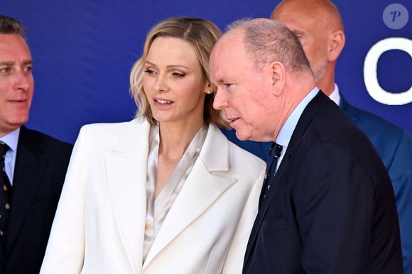 Le prince Albert II de Monaco et la princesse Charlene ont remis les prix du Monaco E-Prix Round 10, entouré par Alejandro Agag, fondateur et président de Formula E, Michel Boéri, le président de l'Automobile Club de Monaco, Alberto Longo, le co-fondateur de la Formula-E, Christophe Mirmand, le ministre d'Etat de la Principauté, et Jeff Dodds, le PDG de la Formula E, durant le Monaco E-Prix 2026, Round 10, le 17 mai 2026. Olivier Rowland, au volant de sa Nissan E-4DRCE 05 a remporté la course devanrt Felipe Drugovich, pilotant une Porsche, suivi par Antonio Felix Da Costa au volant d'une Jaguar I Type 7. © Bruno Bebert / Bestimage