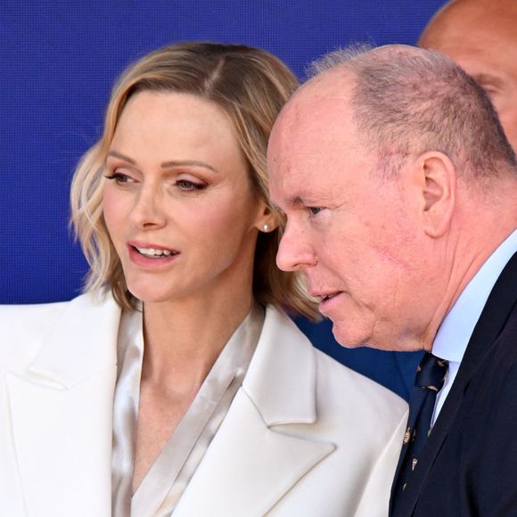 Le prince Albert II de Monaco et la princesse Charlene ont remis les prix du Monaco E-Prix Round 10, entouré par Alejandro Agag, fondateur et président de Formula E, Michel Boéri, le président de l'Automobile Club de Monaco, Alberto Longo, le co-fondateur de la Formula-E, Christophe Mirmand, le ministre d'Etat de la Principauté, et Jeff Dodds, le PDG de la Formula E, durant le Monaco E-Prix 2026, Round 10, le 17 mai 2026. Olivier Rowland, au volant de sa Nissan E-4DRCE 05 a remporté la course devanrt Felipe Drugovich, pilotant une Porsche, suivi par Antonio Felix Da Costa au volant d'une Jaguar I Type 7. © Bruno Bebert / Bestimage