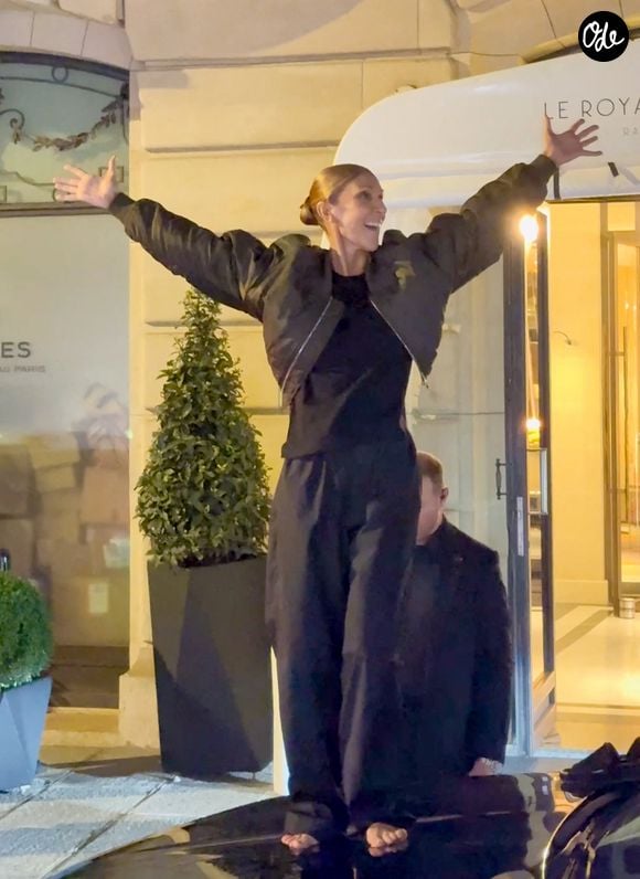 Captures d'écran - Céline Dion aperçue à son retour à l’hôtel Royal Monceau à Paris, après sa troisième date à La Plenitude Arena de Paris La Défense, en train de faire le show en pleine nuit, pieds nus sur sa voiture le 18 septembre 2026. ©  Backgrid USA / Bestimage