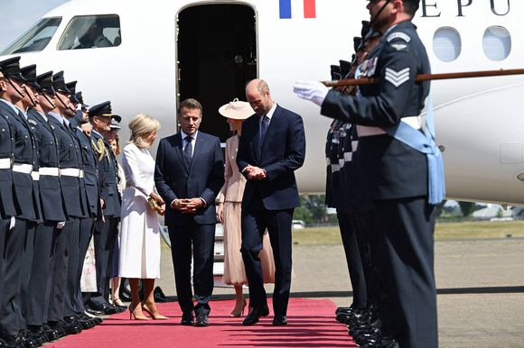 Le prince William, prince de Galles, et Catherine (Kate) Middleton, princesse de Galles, accueillent le couple présidentiel français le président Emmanuel Macron et sa femme la Première Dame Brigitte Macron à l'aéroport Station RAF de Northolt, à Ruislip, Royaume Uni, le 8 juillet 2025. À l'invitation de Leurs Majestés le roi et la reined'Angleterre, le président français et Madame la Première effectueront une visite d'État au Royaume-Uni du 8 au 10 juillet 2025. © Jeanne Accorsini/Pool/Bestimage