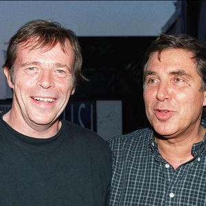 Le chanteur Pierre Bachelet et l'animateur Jean-Pierre Foucault lors du Concert des Alpilles, organisé par Michel Drucker pour récolter des fonds pour le soutien aux premiers secours dans le sud de la France, 07/07/2000.  © Jean Jacques Datchary/Abaca
