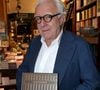 C'est sur ses réseaux sociaux, tout sourire et avec la mythique tour Eiffel en toile de fond, que la star des fourneaux a présenté avec fierté son nouvel ouvrage, sobrement baptisé Chocolat, paru aux éditions Ducasse Édition ce 7 octobre.

Exclusif - Le Chef Alain Ducasse dédicace son livre "Chocolat" à la Galerie Galignani à Paris le 5 Octobre 2026. © Bertrand Rindoff / Bestimage