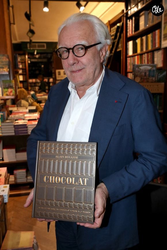 C'est sur ses réseaux sociaux, tout sourire et avec la mythique tour Eiffel en toile de fond, que la star des fourneaux a présenté avec fierté son nouvel ouvrage, sobrement baptisé Chocolat, paru aux éditions Ducasse Édition ce 7 octobre.

Exclusif - Le Chef Alain Ducasse dédicace son livre "Chocolat" à la Galerie Galignani à Paris le 5 Octobre 2026. © Bertrand Rindoff / Bestimage