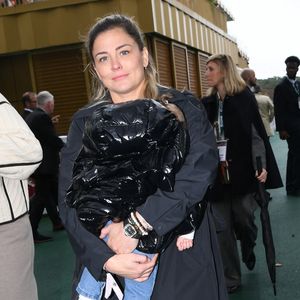 Un véritable décor de conte de fées, parfait pour émerveiller un bébé et s'offrir une véritable déconnexion. 

Laure Boulleau porte sa fille Clara au prix Qatar Arc de Triomphe à l'Hippodrome de Longchamp le 6 octobre 2024

Rachid Bellak / Bestimage
