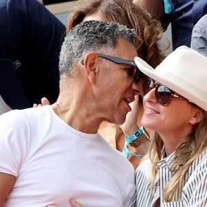 Sarah Poniatowski (Lavoine) avec son compagnon Roschdy Zem et son fils Roman dans les tribunes lors des Internationaux de France de Tennis de Roland Garros 2025. © Dominique Jacovides/Bestimage