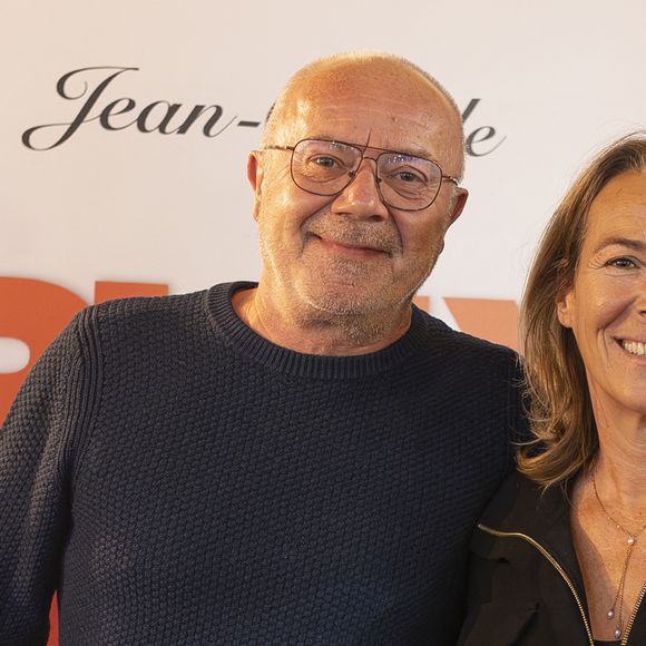 Olivier Baroux et sa femme Coralie Baroux - Première de la pièce "Jean-Claude et Josephine, une histoire vraie jamais racontée" au théâtre de Passy à Paris le 16 septembre 2025.

© Benjamin Babiz / Bestimage