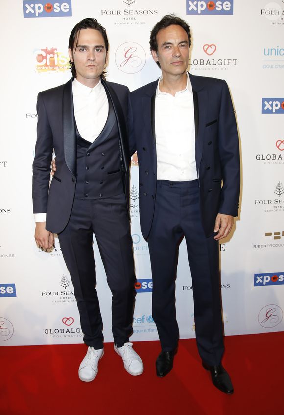 Anthony Delon avec son frère Alain-Fabien Delon au photocall de la 10ème édition du "Global Gift Gala" à l'hôtel Four Seasons George V à Paris, le 3 juin 2019.
© Marc Ausset-Lacroix/Bestimage