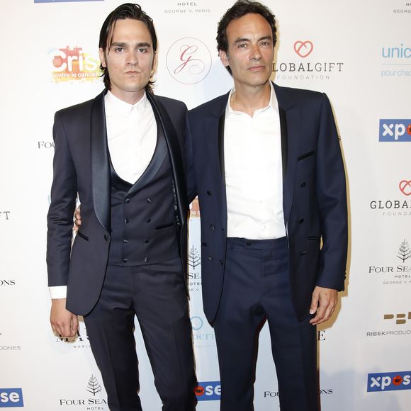 Anthony Delon avec son frère Alain-Fabien Delon au photocall de la 10ème édition du "Global Gift Gala" à l'hôtel Four Seasons George V à Paris, le 3 juin 2019.
© Marc Ausset-Lacroix/Bestimage