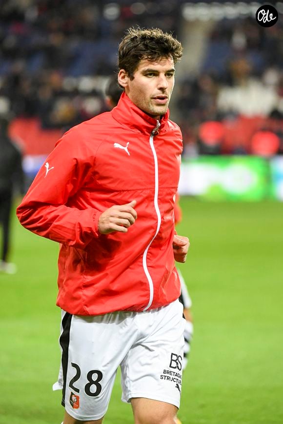 À 40 ans, il partage désormais son quotidien entre ses entreprises, sa famille et quelques rares apparitions liées au football.

Yoann Gourcuff - Karine Ferri encourage son compagnon Yoann Gourcuff lors du match Psg-Rennes au Parc des Princes à Paris le 6 novembre 2016. © Pierre Perusseau/Bestimage