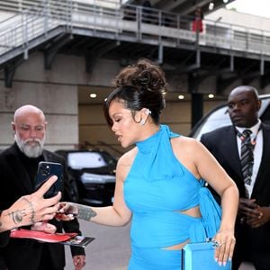 Rihanna (enceinte) signe des autographes lors du 78ème festival international du film de Cannes pendant que son mari Asap Rocky est sur le tapis rouge du film Highest 2 Lowest le 19 mai 2025.
© Yehiel Chekroune / Bestimage