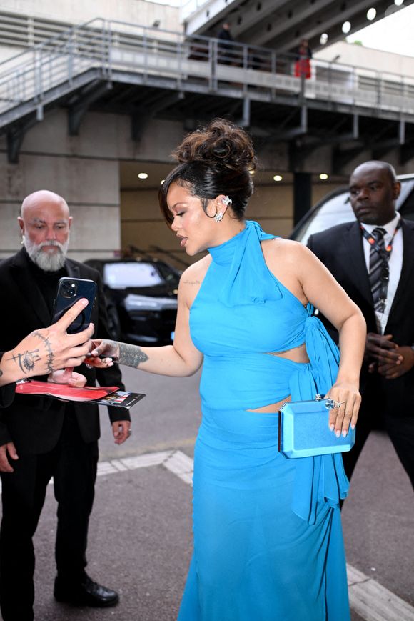 Rihanna (enceinte) signe des autographes lors du 78ème festival international du film de Cannes pendant que son mari Asap Rocky est sur le tapis rouge du film Highest 2 Lowest le 19 mai 2025.

© Yehiel Chekroune / Bestimage