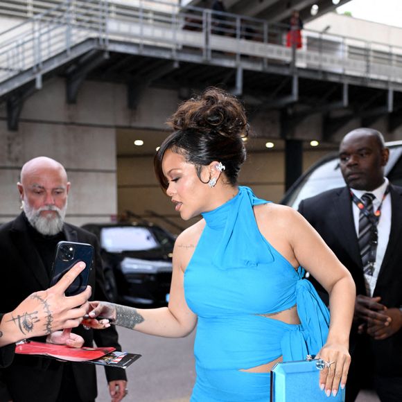 Rihanna (enceinte) signe des autographes lors du 78ème festival international du film de Cannes pendant que son mari Asap Rocky est sur le tapis rouge du film Highest 2 Lowest le 19 mai 2025.

© Yehiel Chekroune / Bestimage