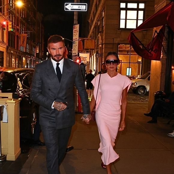 et David et Victoria Beckham viennent de pulvériser tous leurs records financiers.

New York City, NY Victoria et David Beckham ont fait tourner les têtes lors d'une soirée élégante au Balthazar à New York City.



Sur la photo : David Beckham, Victoria Beckham