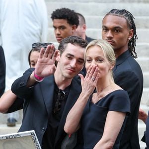 Gaston Ardisson, Audrey Crespo-Mara et ses fils Sekou et Lamine - Sorties des obsèques de Thierry Ardisson en l'église Saint-Roch de Paris, France, le 17 juillet 2025. © Clovis-Jacovides/Bestimage