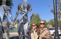 Laeticia Hallyday à Pacific Palisades avec une amie, une statue rend hommage aux victimes des incendies dont elle fait partie.