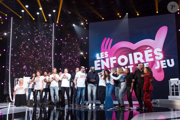 Exclusif - Mimie Mathy, Jenifer Bartoli, Liane Foly, Claudio Capéo, Zazie, Philippe Lacheau, Gérard Jugnot, Patrick Bruel, Arthur (Jacques Essebag), Kad Merad, Omar Sy, Laure Pester (Lorie), Amel Bent, Franck Dubosc, Vitaa, Élie Semoun, Issa Doumbia, Nikos Aliagas, Camille Lellouche - Enregistrement de l'émission "Les enfoirés jouent le jeu", qui sera diffusée le 30 novembre en prime time sur TF1. 
© Cyril Moreau / Bestimage
A l'occasion des 30 ans de la troupe des Enfoirés et de la sortie du Coffret " Les 30 ans des Enfoirés " au profit des Restos du Cœur, des Enfoirés et des surprises se retrouvent autour de N.Aliagas pour une grande soirée de jeux.
Des jeux en cascades, des questions en rafales, des karaokés, des blind tests, des mimes…    
Et une grande finale pour déterminer, de tous les Enfoirés présents, qui sera le grand vainqueur de la soirée.