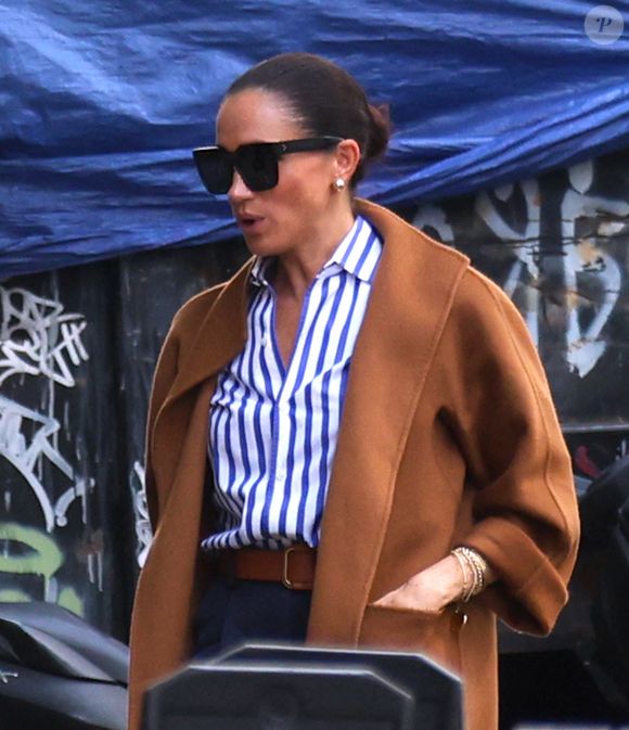 Meghan dément parallèlement les accusations liées aux vêtements conservés lors de séances photo.

La duchesse de Sussex Meghan Markle et le prince Harry rencontrent Serena Williams au Soho House dans le Meatpacking District le 10 octobre 2025. Photo par Dylan Travis/ABACAPRESS.COM