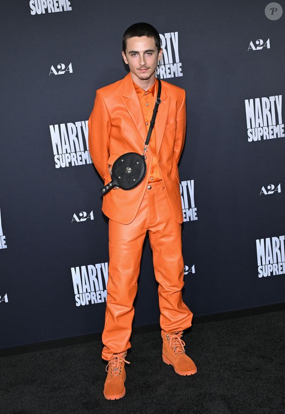 Timothée Chalamet portait un costume et des chaussures oranges, 

8 décembre 2025.
Projection de 'Marty Supreme' au Academy Theatre, Los Angeles, CA. USA
Ici, Timothee Chalamet 

Photo : AGENCE / BESTIMAGE