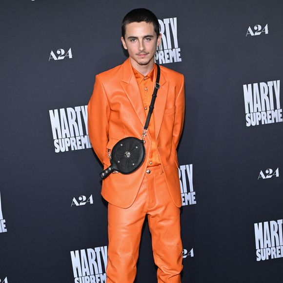 Timothée Chalamet portait un costume et des chaussures oranges, 

8 décembre 2025.
Projection de 'Marty Supreme' au Academy Theatre, Los Angeles, CA. USA
Ici, Timothee Chalamet 

Photo : AGENCE / BESTIMAGE