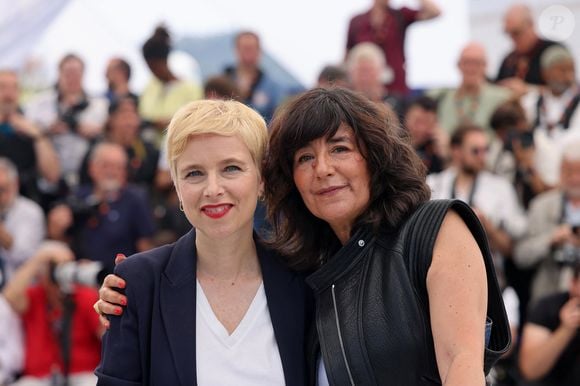 L’actrice sortira en décembre son deuxième film, "Dites-lui que je l’aime", adapté d’un livre de Clémentine Autain.

Clémentine Autain et Romane Bohringer au photocall de "Dites-lui que je l'aime" (Séance spéciale) lors du 78ème Festival International du Film de Cannes, le 19 mai 2025. 

© Jacovides / Moreau / Bestimage