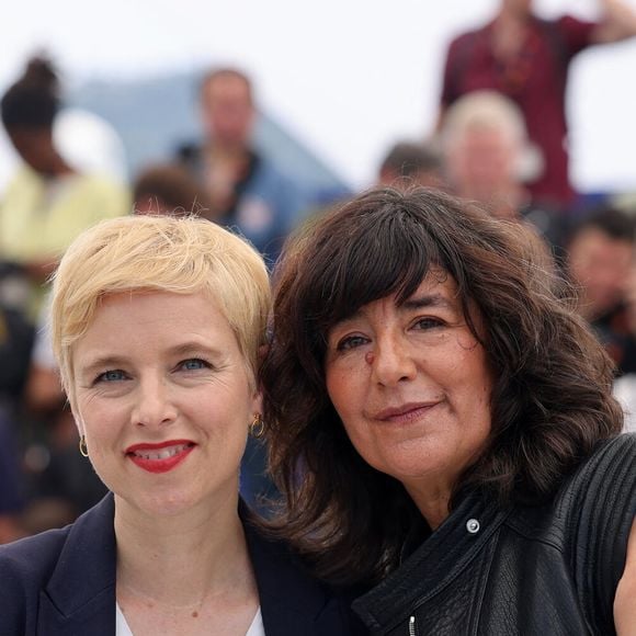 L’actrice sortira en décembre son deuxième film, "Dites-lui que je l’aime", adapté d’un livre de Clémentine Autain.

Clémentine Autain et Romane Bohringer au photocall de "Dites-lui que je l'aime" (Séance spéciale) lors du 78ème Festival International du Film de Cannes, le 19 mai 2025. 

© Jacovides / Moreau / Bestimage