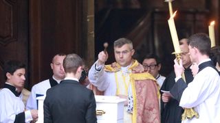 Au sein du clan d'Emile, des attitudes et des regards lors de l'ultime cérémonie ne sont pas passés inaperçus