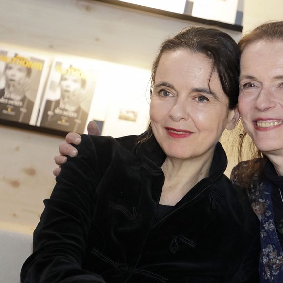 Amelie Nothomb avec sa sœur Juliette Nothomb - Festival du Livre de Paris 2023 au Grand Palais Éphémère le 21 avril 2023. © Cedric Perrin / Bestimage