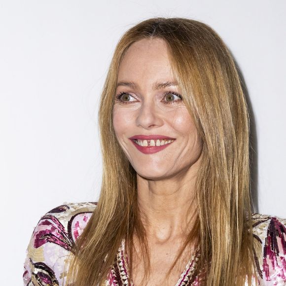 En octobre 2023, la chanteuse accordait une rare interview à "Harper's Bazaar", dévoilant une facette plus intime de sa personnalité et de son parcours...

Vanessa Paradis - Photocall du défilé de mode Femmes prêt-à-porter automne-hiver 2024/2025 "Chanel" lors de la fashion week de Paris le 5 mars 2024. © Olivier Borde / Bestimage