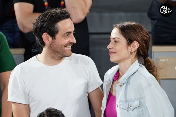 Camille Combal et sa femme Marie en tribunes lors des Internationaux de France de tennis de Roland Garros 2023, à Paris, France, le 6 juin 2023. © Jacovides-Moreau/Bestimage