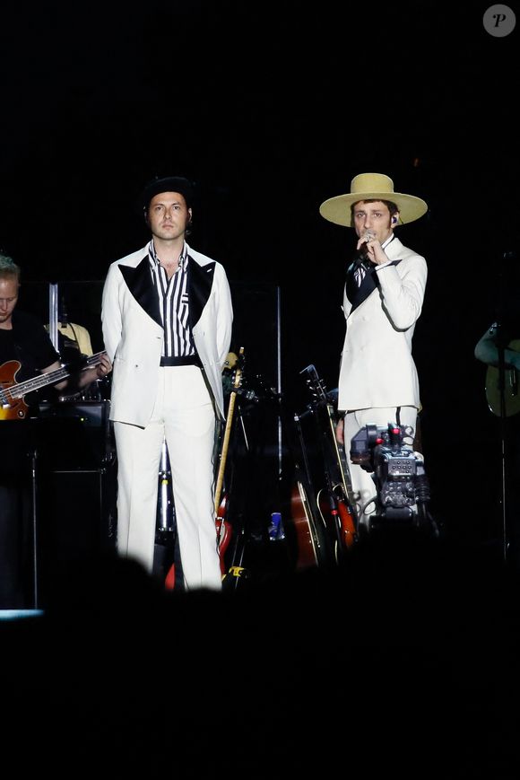 La Femme - Soirée du "Grand Concert de la fête de la musique" au Jardin des Tuileries, autour de la vasque olympique, présentée par D. Bürki et M. Bouhafsi et retransmis en direct sur France 2 à Paris le 21 juin 2025. © Marc Ausset-Lacroix - Jack Tribeca - Christophe Clovis / Bestimage