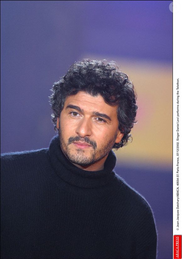 Paris-France, 07/12/2002. Le chanteur Daniel Levi se produit lors du Téléthon. © Jean-Jacques Datchary/ABACA.