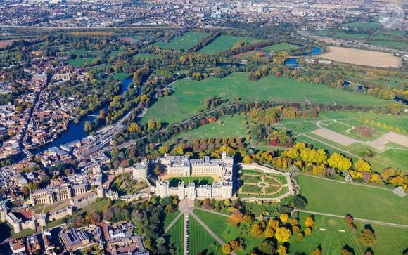 Vue aérienne panoramique de Windsor et Eton avec la Tamise par une journée ensoleillée avec le château de Windsor et son parc à l'avant-plan à Windsor, Angleterre, Royaume-Uni le 18 octobre 2022. Photo par Graham Prentice/Alamy/ABACAPRESS.COM