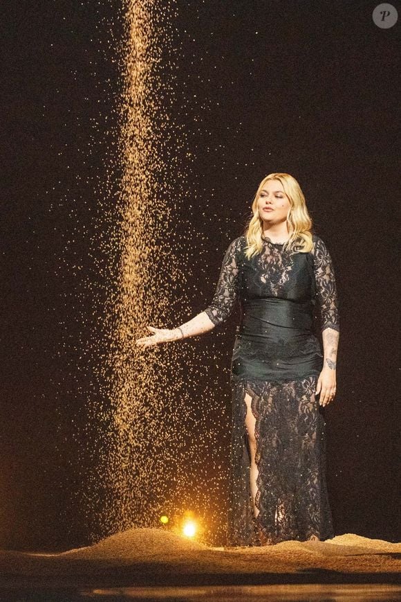 Celle qui a dédié sa chanson pour l'Eurovision, "Maman", à sa mère décédée d'un cancer vit dans le 18ème arrondissement de Paris avec son amoureux mais aussi sa fille Esmée...

Louane Emera pour la France avec la chanson maman se produit lors de la finale du Concours Eurovision de la Chanson. Bâle, Suisse, le 17 mai 2025. Photo Sander/Anp/Abaca