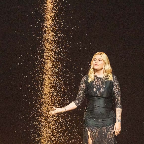 Celle qui a dédié sa chanson pour l'Eurovision, "Maman", à sa mère décédée d'un cancer vit dans le 18ème arrondissement de Paris avec son amoureux mais aussi sa fille Esmée...

Louane Emera pour la France avec la chanson maman se produit lors de la finale du Concours Eurovision de la Chanson. Bâle, Suisse, le 17 mai 2025. Photo Sander/Anp/Abaca