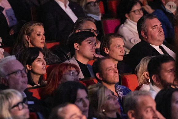 Exclusif - Alain-Fabien Delon et Laura Bensadoun lors de la soirée hommage Ciné-concert symphonique "Alain Delon, le dernier Samouraï" au palais des congrès à Paris le 8 novembre 2024 le jour de son anniversaire. Pour cette soirée, le chef d'orchestre Vahan Mardirossian a dirigé l'orchestre symphonique de Douai.

© Moreau / Jacovides / Bestimage