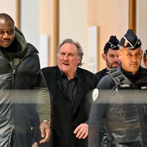 Il a pu compter sur le soutien de plusieurs femmes importantes de sa vie.

Gérard Depardieu à la sortie du premier jour de son procès pour agressions sexuelles sur deux femmes lors d'un tournage de film en 2021, au tribunal correctionnel de Paris, France, le 24 mars 2025. Depardieu, 76 ans, qui a réalisé plus de 200 films et séries télévisées, a été accusé de comportement inapproprié par une vingtaine de femmes, mais c'est la première affaire à être jugée. Les deux plaignantes - Amélie, 54 ans, décoratrice, et Sarah (nom modifié), 34 ans, assistante réalisatrice - allèguent une agression sexuelle lors du tournage en 2021 de « Les Volets Verts » du réalisateur Jean Becker. © Pierre Perusseau/Bestimage