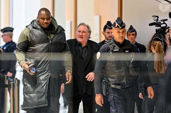 Il a pu compter sur le soutien de plusieurs femmes importantes de sa vie.

Gérard Depardieu à la sortie du premier jour de son procès pour agressions sexuelles sur deux femmes lors d'un tournage de film en 2021, au tribunal correctionnel de Paris, France, le 24 mars 2025. Depardieu, 76 ans, qui a réalisé plus de 200 films et séries télévisées, a été accusé de comportement inapproprié par une vingtaine de femmes, mais c'est la première affaire à être jugée. Les deux plaignantes - Amélie, 54 ans, décoratrice, et Sarah (nom modifié), 34 ans, assistante réalisatrice - allèguent une agression sexuelle lors du tournage en 2021 de « Les Volets Verts » du réalisateur Jean Becker. © Pierre Perusseau/Bestimage