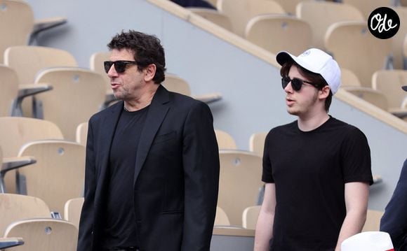 Patrick Bruel et son fils Oscar dans les tribunes des Internationaux de France de tennis de Roland Garros 2024 à Paris, France, le 4 juin 2024. © Jacovides-Moreau/Bestimage