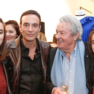 C'est en 1971 qu'Alain Delon devient le propriétaire de ce domaine dans le Loiret et dans lequel il repose désormais depuis son décès le 18 août 2024.

Exclusif - Alain Delon avec ses petites filles Loup et Liv et son fils Anthony Delon - Lancement de la marque de vêtements de cuir "Anthony Delon 1985" chez Montaigne Market à Paris. Le 7 mars 2017
© Philippe Doignon / Bestimage